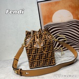 Сумка Mon Tresor большого размера — новейшая модель от Fendi, которая отличается