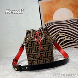 Сумка Mon Tresor большого размера — новейшая модель от Fendi, которая отличается