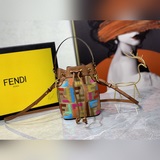 Оригинальная модель с большим тиражом. Новейшая мини-сумка Fendi с двойным логот