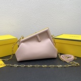 Новинка от Fendi First появилась в сети! Сумка-клипса (сумка «облако»). Дизайнер