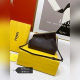 Новинка от Fendi First появилась в сети! Сумка-клипса (сумка «облако»). Дизайнер