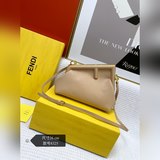 Новинка от Fendi First появилась в сети! Сумка-клипса (сумка «облако»). Дизайнер