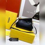 Новинка от Fendi First появилась в сети! Сумка-клипса (сумка «облако»). Дизайнер