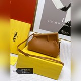 Новинка от Fendi First появилась в сети! Сумка-клипса (сумка «облако»). Дизайнер