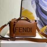 FENDI by the way Бостонская сумка, изготовлена из итальянской кожи, с лаконичным