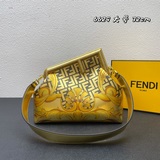 В коллекции Fendi by Versace логотип FENDI FF представлен в новом исполнении.