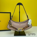 Новейшая сумка FENDI в форме полумесяца, которая носится под мышкой, уже в прода