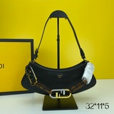 Новейшая сумка FENDI в форме полумесяца уже в продаже! Сумка FENDI O’Lock впервы