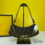 Новейшая сумка FENDI в форме полумесяца уже в продаже! Сумка FENDI O’Lock впервы