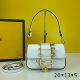 Новая модель из коллекции Versace by Fendi — мини-сумочка Baguette в форме квадр