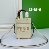 На официальном сайте FENDI представлена новая сумка Sunshine Mini Tote в сочетан