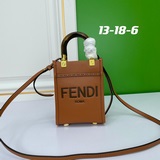 На официальном сайте FENDI представлена новая сумка Sunshine Mini Tote в сочетан