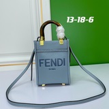 На официальном сайте FENDI представлена новая сумка Sunshine Mini Tote в сочетан