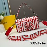 Новая сумка среднего размера Baguette из черно-белой коллекции Fendi, украшенная