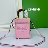 На официальном сайте FENDI представлена новая сумка Sunshine Mini Tote в сочетан