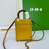 На официальном сайте FENDI представлена новая сумка Sunshine Mini Tote в сочетан