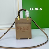 На официальном сайте FENDI представлена новая сумка Sunshine Mini Tote в сочетан
