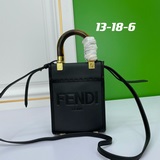 На официальном сайте FENDI представлена новая сумка Sunshine Mini Tote в сочетан