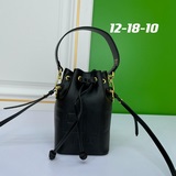 Сумка Mon Tresor в форме ведерка с шнурком и металлическим логотипом Fendi. Два 