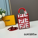 В комплекте с сумкой Fendi Sunshine Small, из кожи с принтом, украшенной черными