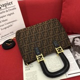Классическая сумка FENDI с большой буквой F. Просторное внутреннее пространство.