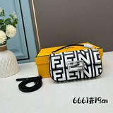 Сумка для мобильного телефона Baguette Graffiti уже в продаже! Изготовлена из ко