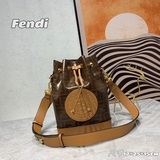Сумка Mon Tresor большого размера — новейшая модель от Fendi, которая отличается