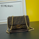 Fendi Iconic BaguetteIconic Baguette среднего размера с цепочкой.