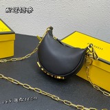 Сумка с цепочкой mini FEND praphy в форме полумесяца, отличающаяся классическим 