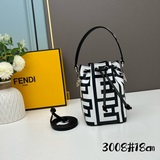 Капсульная коллекция Fendi Roma представляет двухцветную сумку Mon Tresor в форм