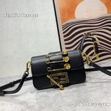 Официальный сайт MM Fendi и Versace 2023 совместная коллекция мини-сумка «багет»