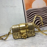 Официальный сайт MM Fendi и Versace совместная коллекция 2023, мини-сумка-багет,