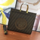 [Отправить] Новая сумка Fendi с кристаллами Swarovski выглядит просто великолепн