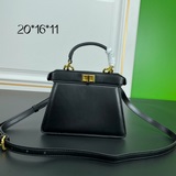 Fendi представляет новую сумку Peekaboolseeu Petite. Это peekabo.
