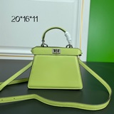 Fendi представляет новую сумку Peekaboolseeu Petite. Это peekabo.