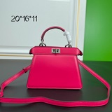 Fendi представляет новую сумку Peekaboolseeu Petite. Это peekabo.