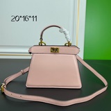 Fendi представляет новую сумку Peekaboolseeu Petite. Это peekabo.