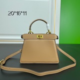 Fendi представляет новую сумку Peekaboolseeu Petite. Это peekabo.