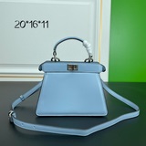 Fendi представляет новую сумку Peekaboolseeu Petite. Это peekabo.