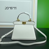 Fendi представляет новую сумку Peekaboolseeu Petite. Это peekabo.