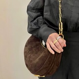 С длинными плечевыми ремнями с буквой F, цепочкой 30, матовой отделкой и подмыше