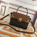 [Отправить] Совместная коллекция Fendi и Versace： сумка-тоут в стиле почтальона.