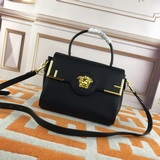[Отправить] Совместная коллекция Fendi и Versace： сумка-тоут в стиле почтальона.