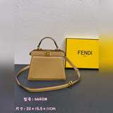 Fendi представляет новую сумку Peekaboolseeu Petite. Это Peeka.