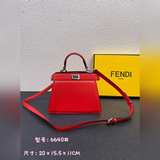Fendi представляет новую сумку Peekaboolseeu Petite. Это Peeka.