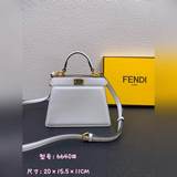 Fendi представляет новую сумку Peekaboolseeu Petite. Это Peeka.