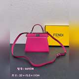 Fendi представляет новую сумку Peekaboolseeu Petite. Это Peeka.