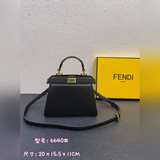 Fendi представляет новую сумку Peekaboolseeu Petite. Это Peeka.