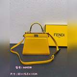 Fendi представляет новую сумку Peekaboolseeu Petite. Это Peeka.