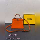 Fendi представляет новую сумку Peekaboolseeu Petite. Это Peeka.